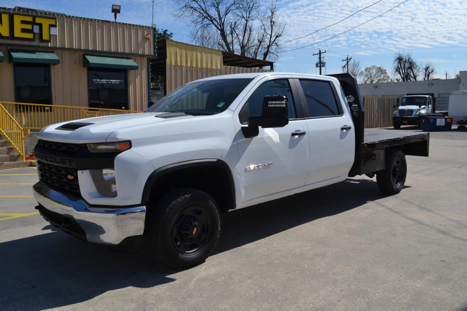 2020 WHITE /BLACK CHEVROLET 2500HD with an V8 6.6L GASOLINE engine, 6SPD AUTOMATIC transmission, located at 9172 North Fwy, Houston, TX, 77037, (713) 910-6868, 29.887470, -95.411903 - 8.5FT FLATBED, GOOSENECK HITCH, 4X4, 10,850LB GVWR , CREW CAB, WB: 158", REVERSE CAMERA, POWER WINDOWS, LOCKS & MIRRORS, TOOLBOX - Photo#0